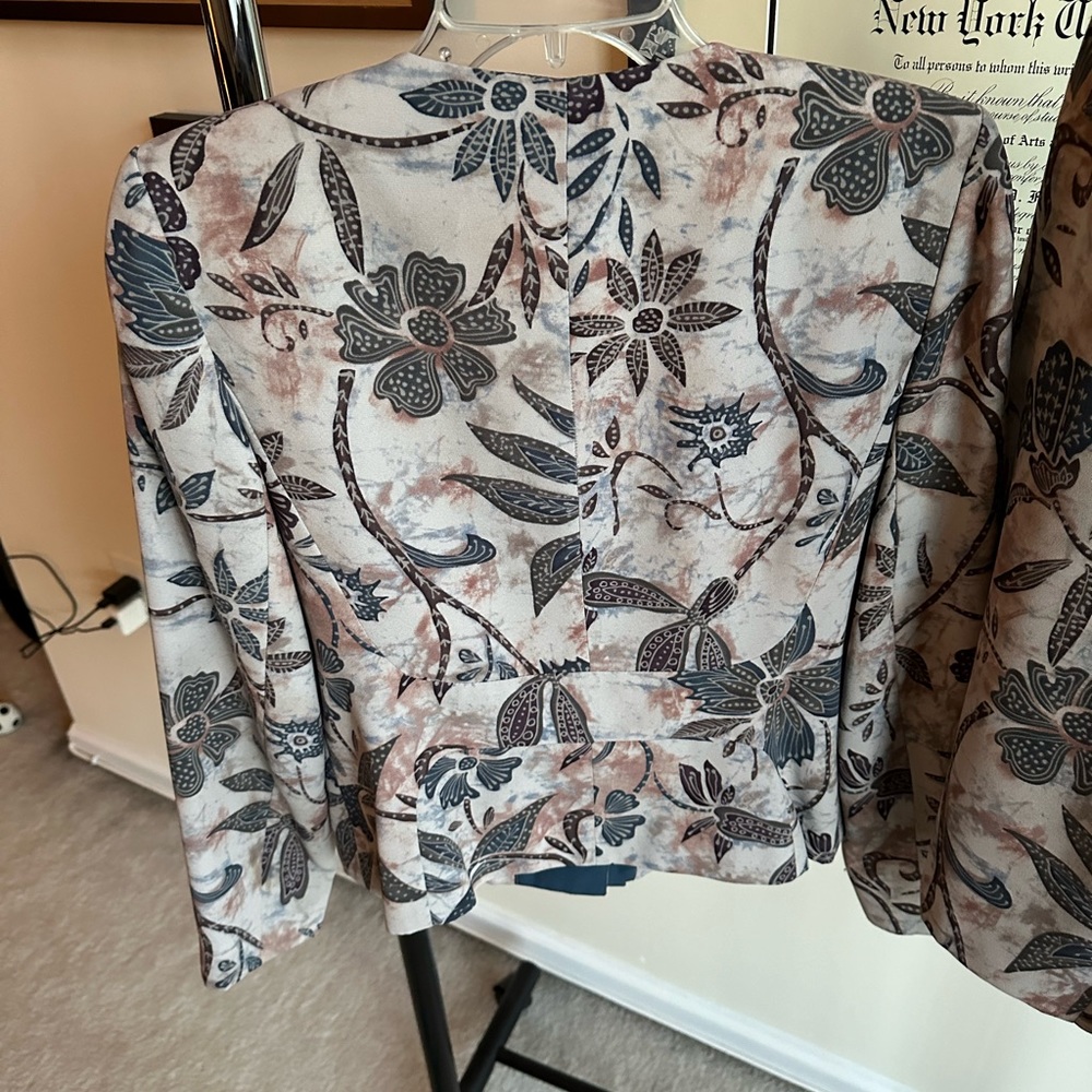 Skirt suit - Picture 3 of 11